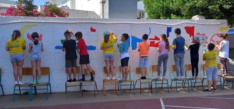 Τα παιδιά ζωγραφίζουν στον τοίχο!